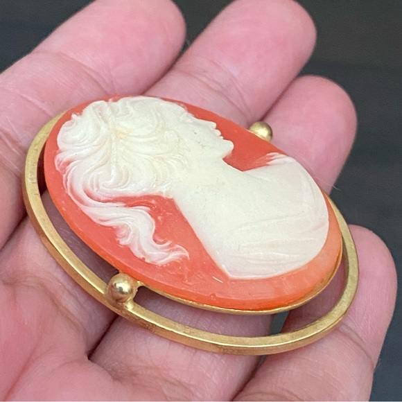 Vintage Unsigned Coral Victorian Cameo Gold-tone Brooch - Picture 4 of 11
